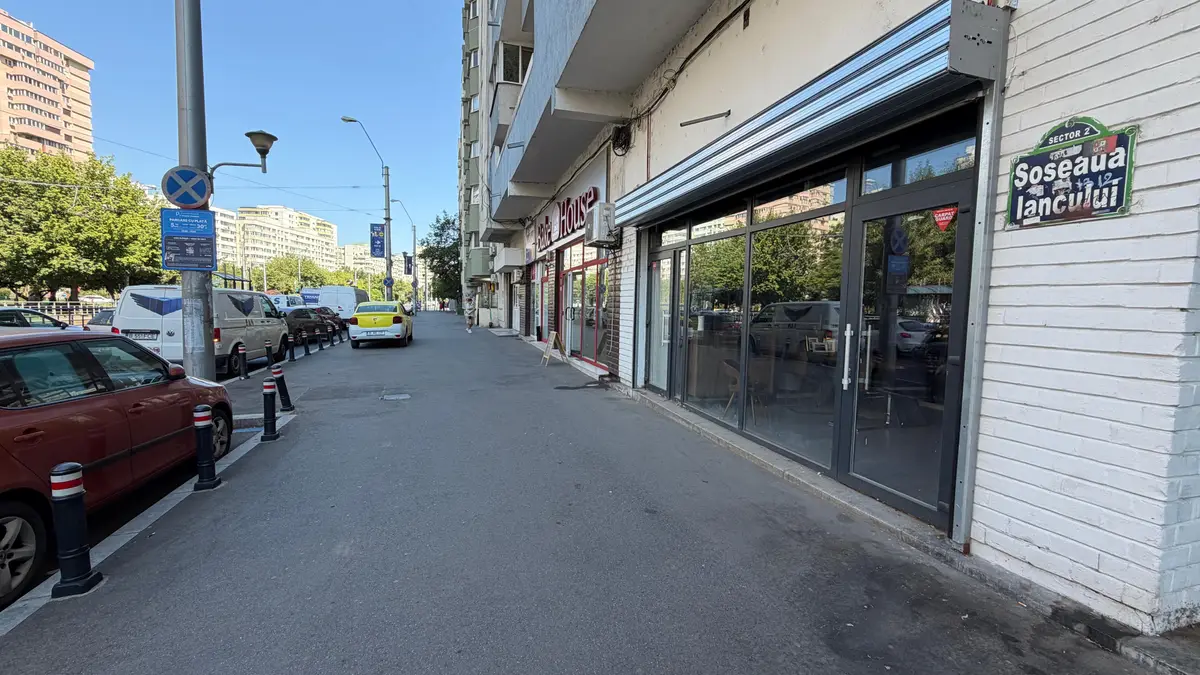 Context Podcast Studio – Acces direct din stradă